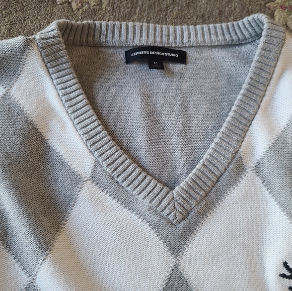 Express Design Studio vintage V neck sweater. Mens size medium. Gray & White - Picture 6 of 7